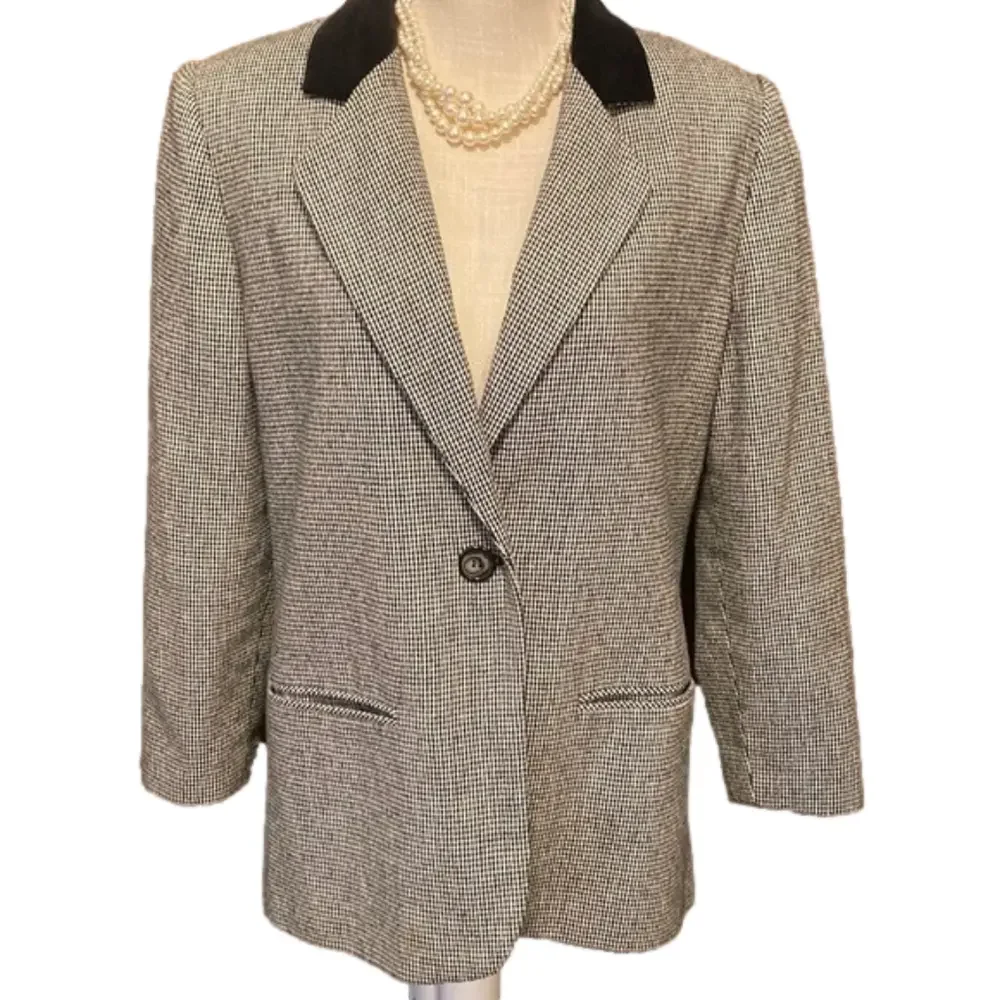 SAG Harbor petite black and white blazer Size 8P